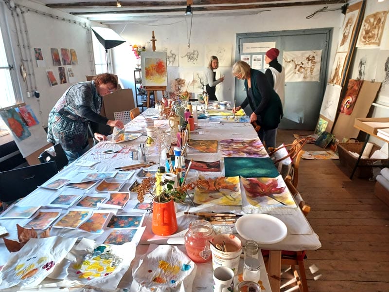 Genial Zeichnen - Acrylworkshop - Zwischen Struktur und Sinnlichkeit von Gastlehrerin Silvia Ernst - Malerei Arbeitsprozess Raum - Foto copyright Maja Oschmann